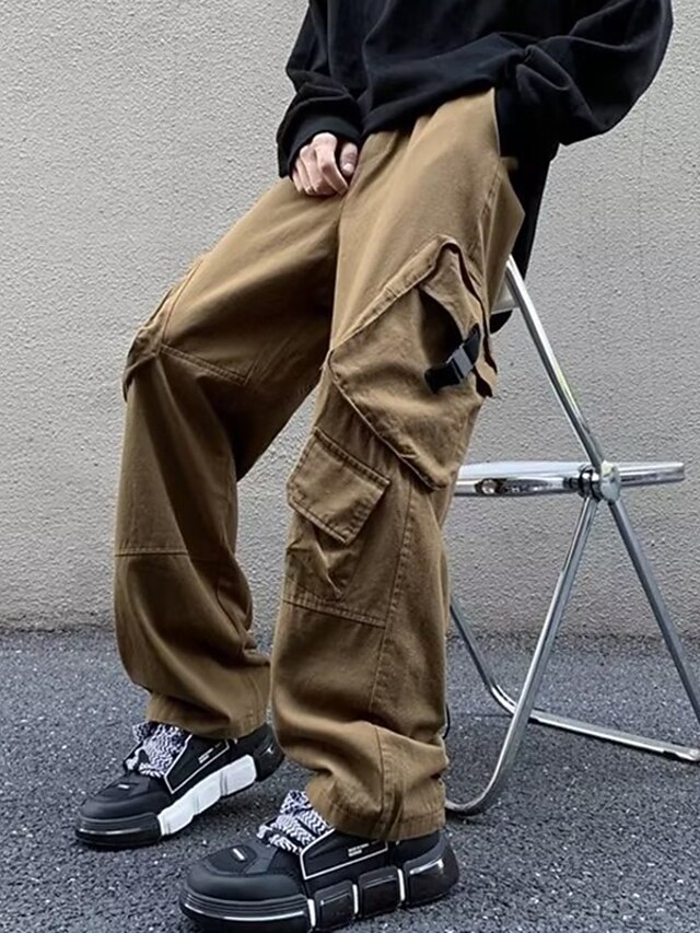Ensemble d'hommes arabes modernes vêtus de vêtements de mode arabe. Les Ensemble d'hommes arabes modernes vêtus de vêtements de mode arabe. Les